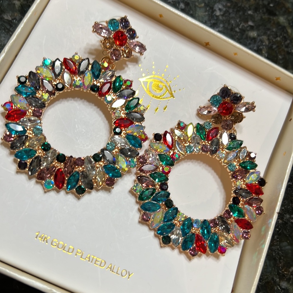 Beautiful earrings! Eye candy. 14 gold plated alloy